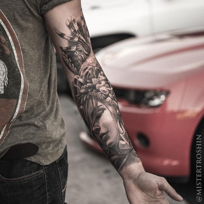 idee de tatouage figure de femme entourée d'éléments floraux, tatouage homme bras original