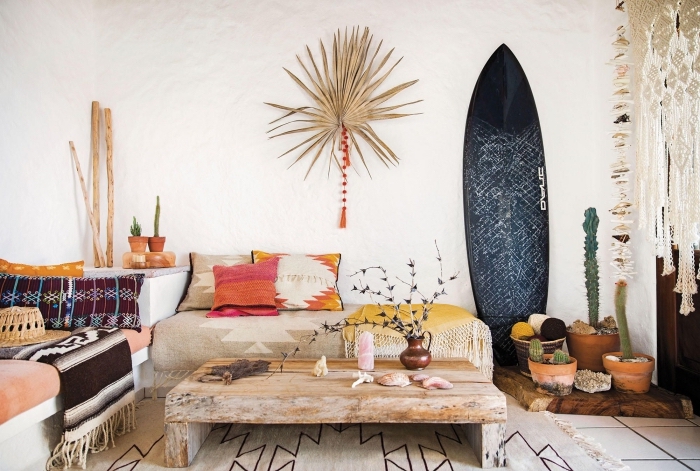 design intérieur style bohème avec accessoires de plage, idée déco bois flotté avec objets diy, idée plantes succulentes ou cactus