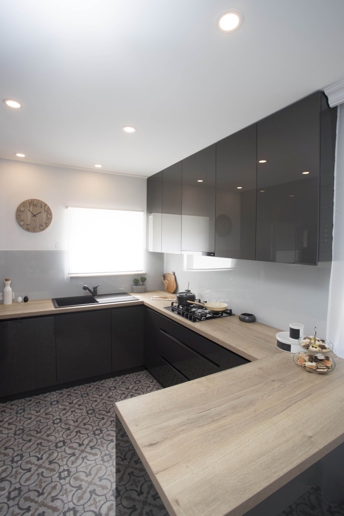 modèle de cuisine complete pas cher, idée éclairage led pour plafond cuisine moderne, meuble haut cuisine en verre noir