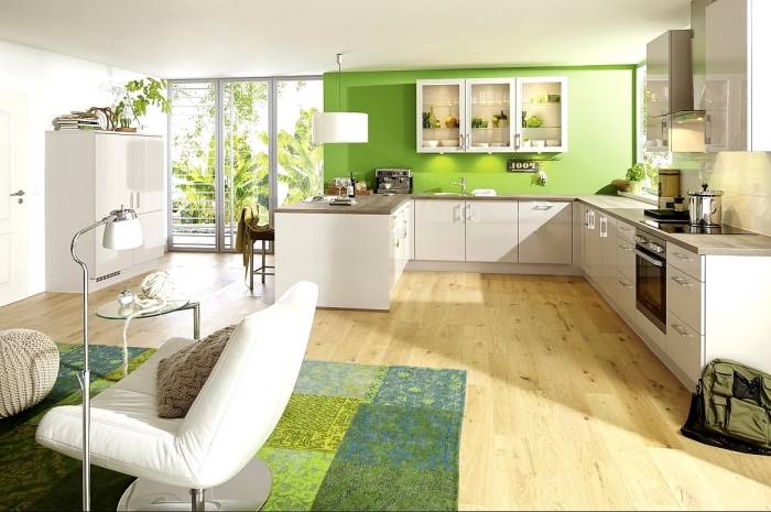 aménagement cuisine ouverte en forme de U, modèle cuisine au mur vert avec plancher bois et armoires blanches