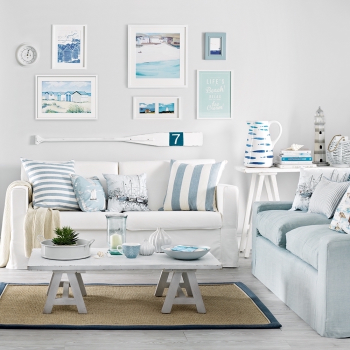 quelles couleur dans un intérieur de style marin, exemple de salon blanc avec objets marins en blanc et bleu pastel