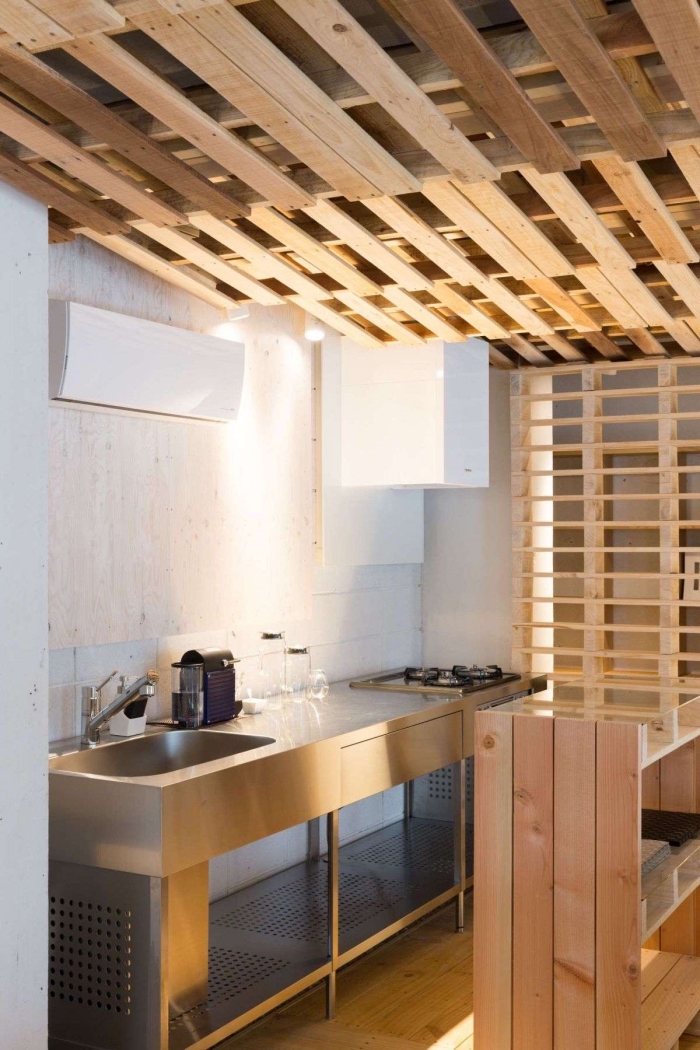 modèle de petite cuisine aux murs blancs avec plafond en palette, idée séparation de pièce en palette recyclé, exemple parement bois