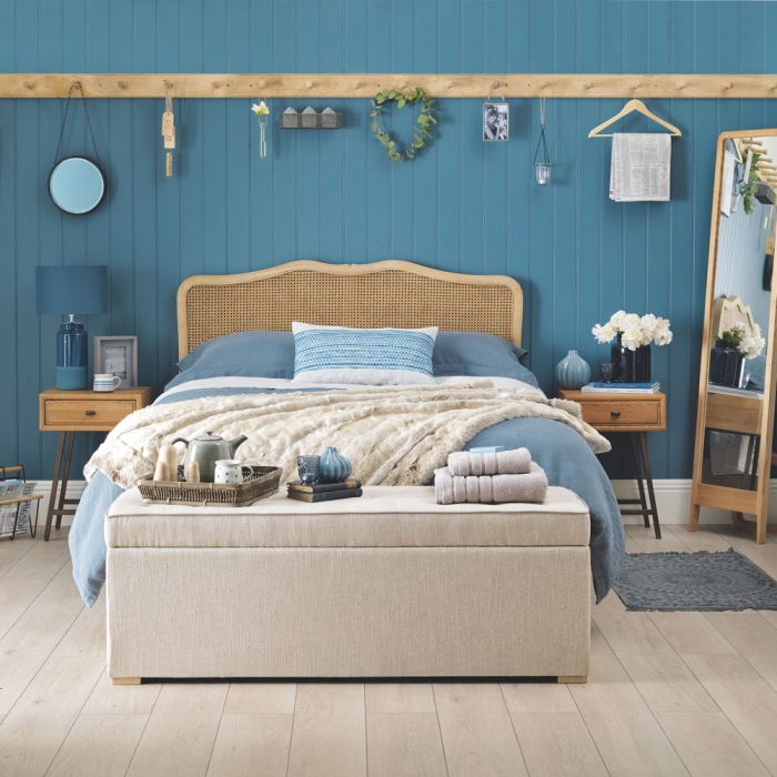 aménagement chambre à coucher dans l'esprit marine, peinture tendance couleur bleu marine ou bleu clair pour chambre adulte