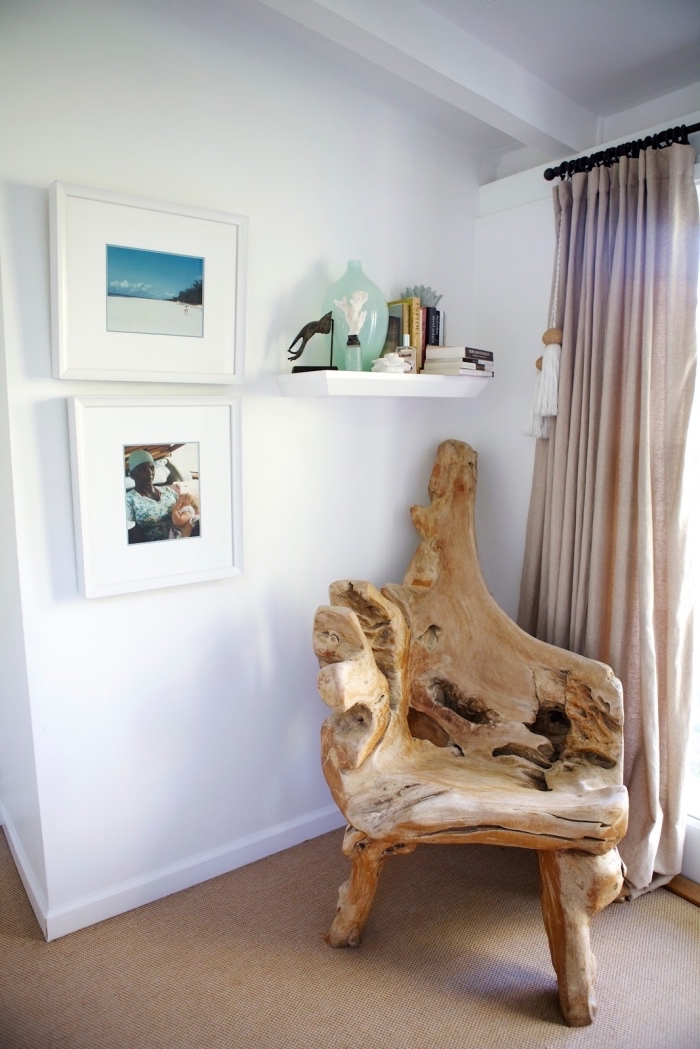 idée meuble bois flotté avec un fauteuil en bois brut, décoration d'esprit marin avec photos paysage océan à cadre blanc