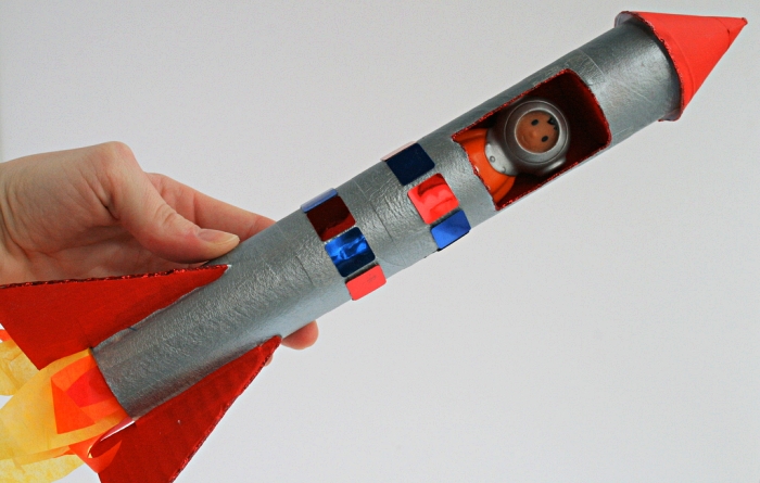 bricolage fête des pères à l'école maternelle, fabriquer un fusée en carton et en papier avec une petite figurine de cosmonaute
