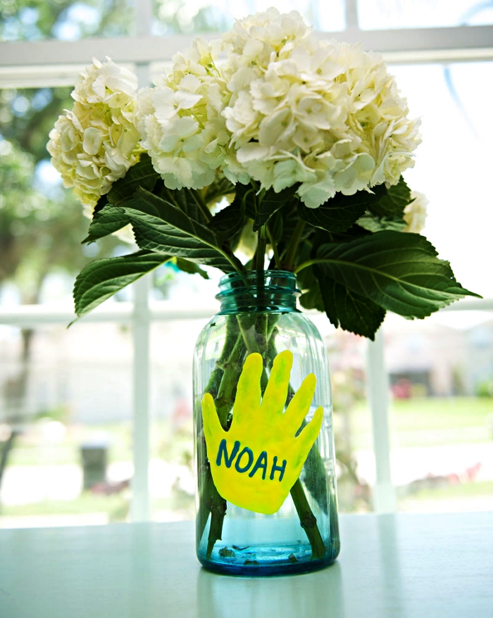 idée de cadeau fête des mères à fabriquer avec les tout petits, empreinte de main en peinture gonflante pour décorer une fenêtre ou un vase en verre
