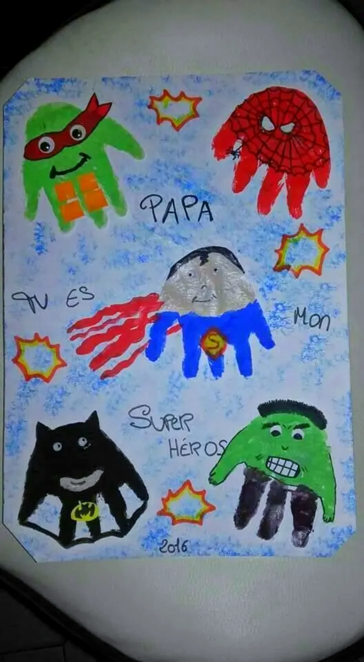 empreinte main dessin avec tous les superhero cadeau pour papa