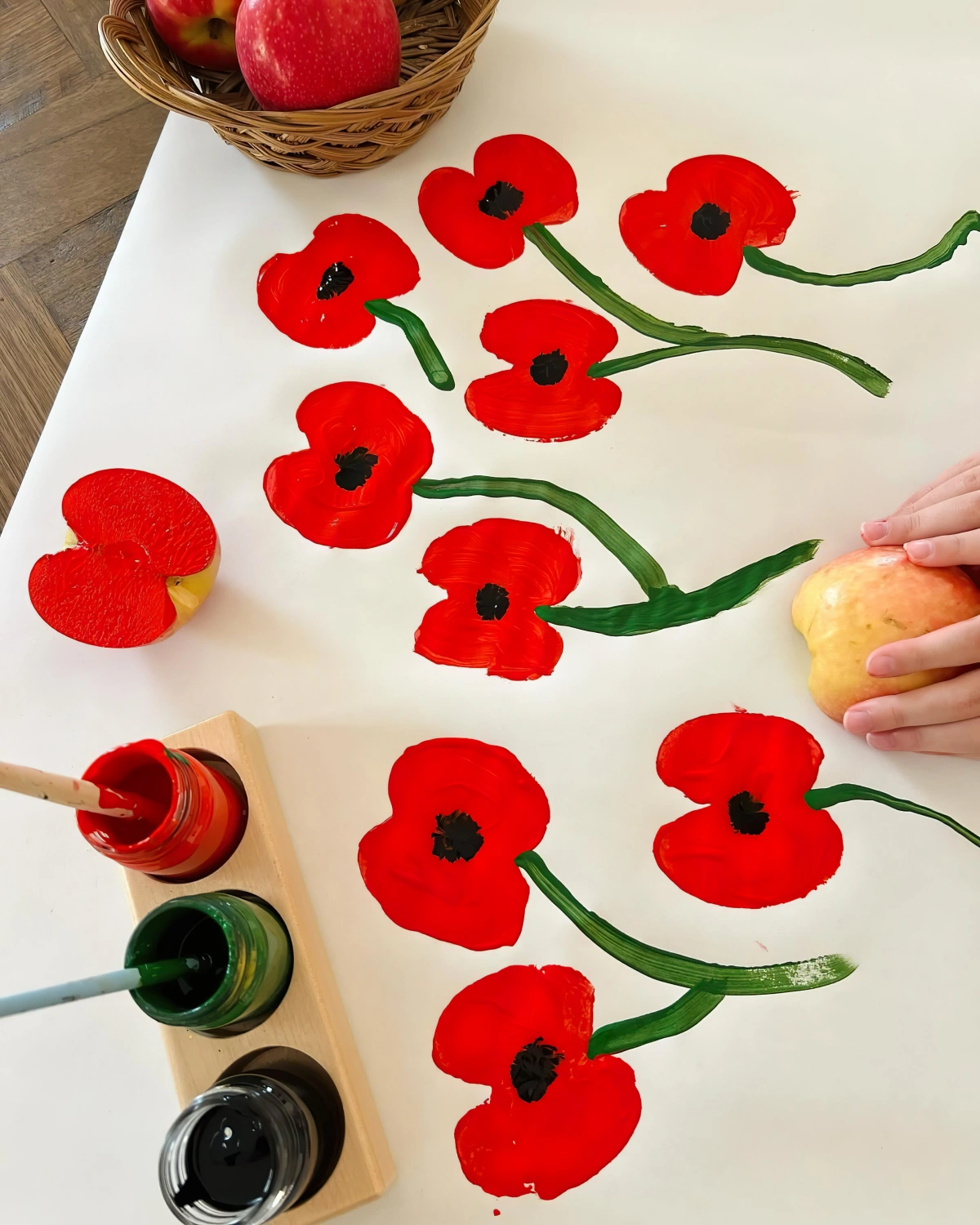 empreinte peinture rouge tulipe fleurs sur carton moitie pomme