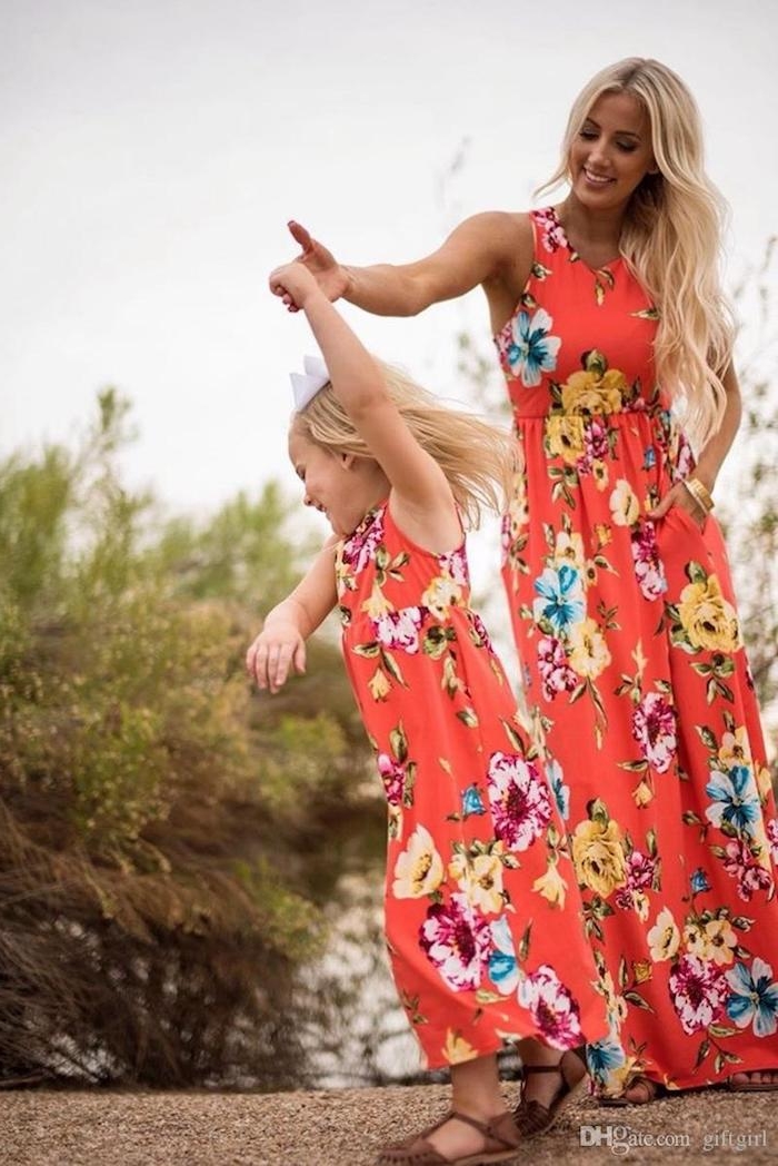 Mère et enfant avec robes qui s'associent, robe orange fleurie, robe fluide femme, robe hippie chic, habits originaux