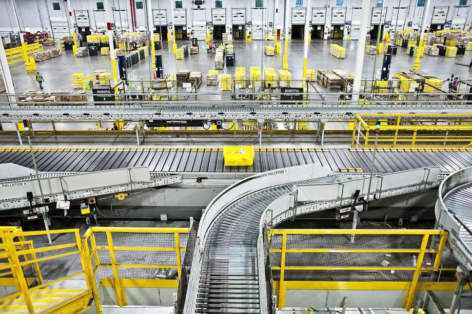 entrepôt Amazon avec une partie automatisée et le reste géré manuellement par des employés pour la prochaine décennie