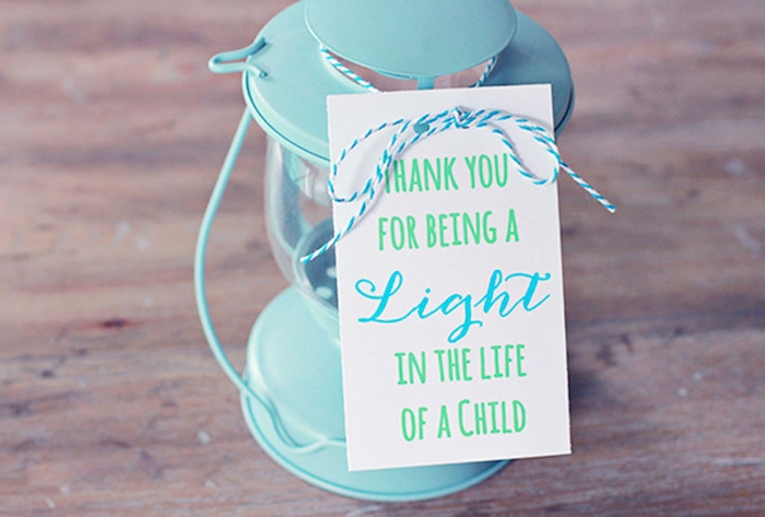 lanterne bleu ciel à allumer avec étiquette cadeau : merci d avoir été la lumière dans ma vie, cadeau maitresse maternelle