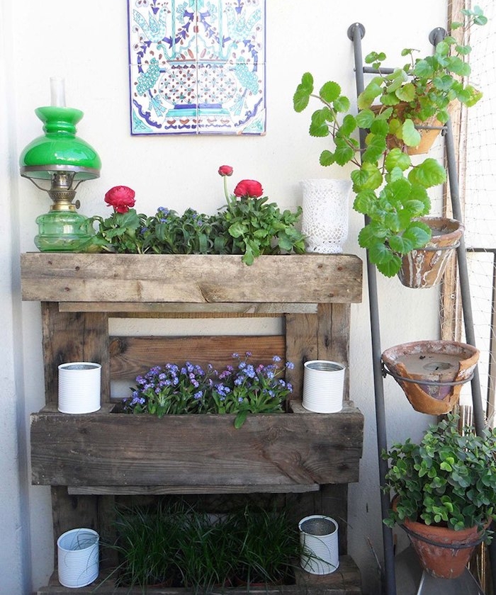 habiller un mur vegetal exteieur avec un rangement pour plantes en vieille palette recyclée