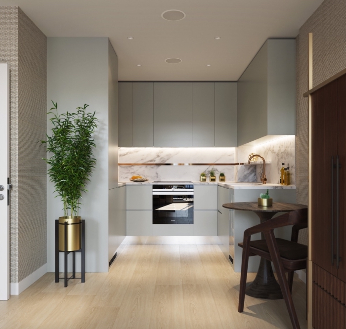 design intérieur moderne dans une petite cuisine aux murs gris et parquet bois avec crédence marbre blanc