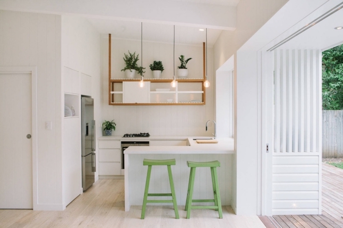 cuisine petit espace aménagée en forme U, exemple de cuisine total blanc avec meuble rangement suspendu en bois