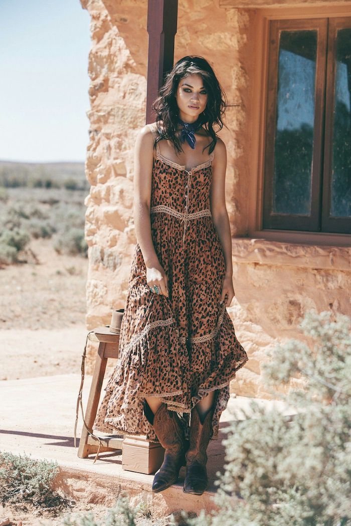Bottes et robe d'été motif leopard moderne, tenue moderne, robe hippie chic, robe longue ete