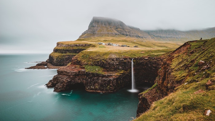 Faroe les plus beaux paysages du monde, paysage hiver endroit paradisiaque, océan et montagnes, chute d'eau qui va directement dans l'océan