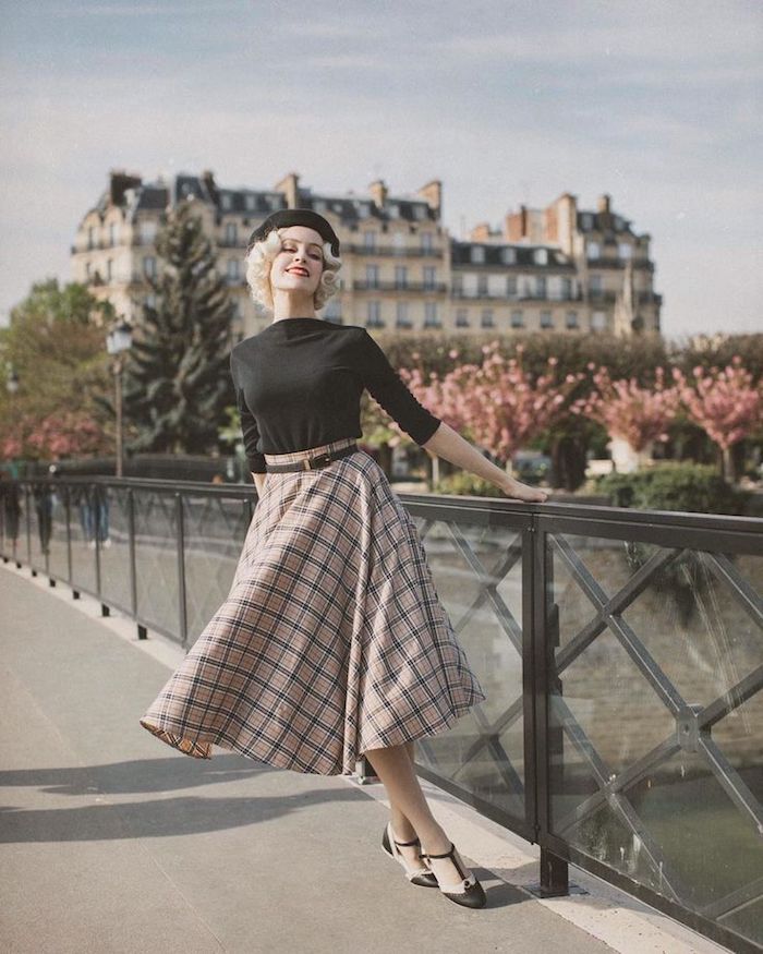 Paris sera toujours Paris, femme photographie à la vintage, chapeau noire, top et chaussures noirs, jupe carrée