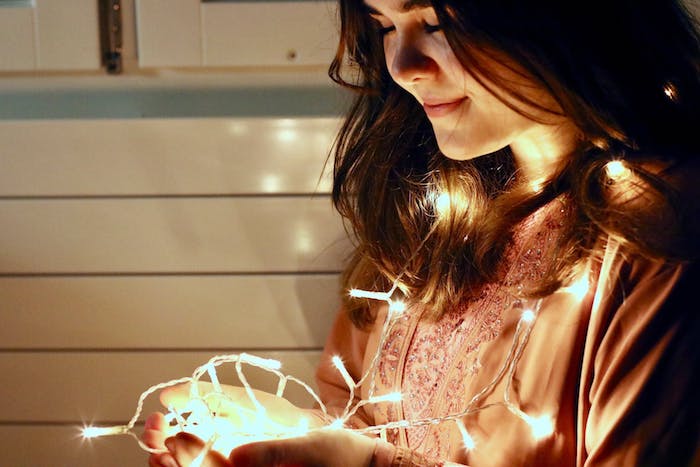 Femme photo avec guirlande lumineuse, ampoules LED, quelles sont les avantages et les désavantages