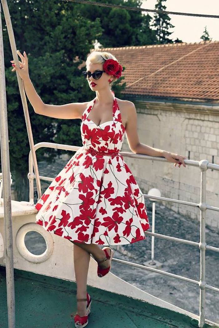 Rouges fleurs sur blanche robe bustier, pin up 50, mode année 50, look pin up moderne pour les femmes modernes