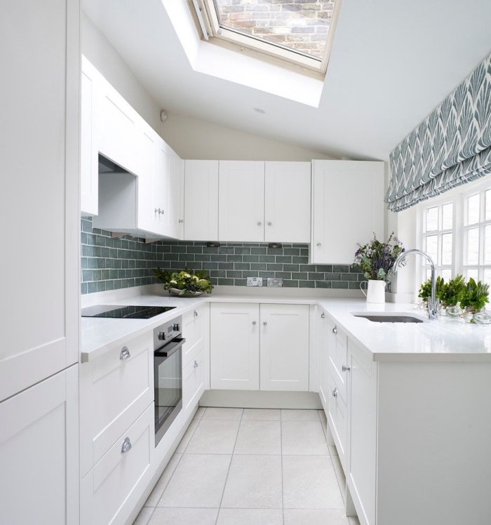 modèle de cuisine total blanc avec crédence en couleur, idée agencement petit espace dans une cuisine sur trois murs