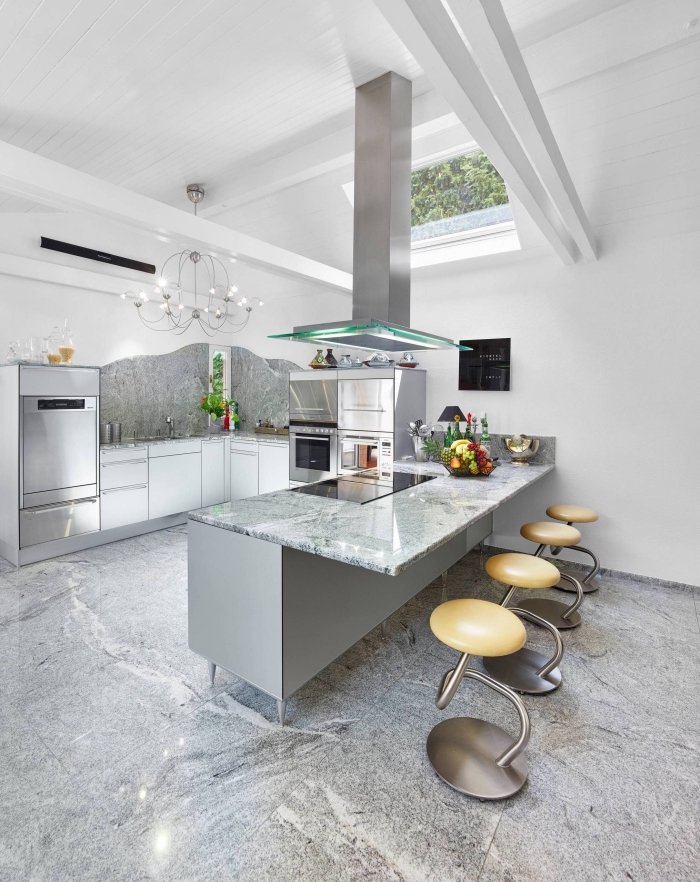 décoration de cuisine en blanc et gris luxueuse, modèle de cuisine en u avec ilot avec crédence et comptoir marbre