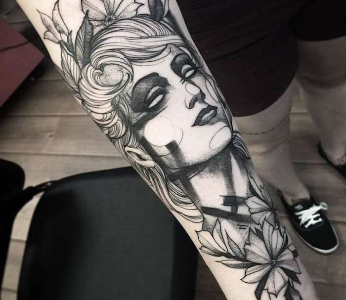 tatouage avant bras homme avec une femme tatouée, tête de femme entourée de fleurs
