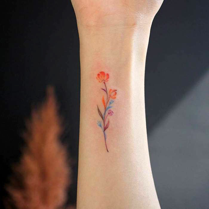 idée de petite fleur en couleur aux feuilles et fleurs de couleurs variées, modele tatouage minimaliste femme