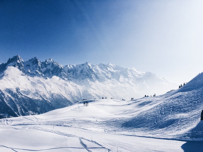Hiver paysage, France les montagnes enneigés, les alpes photo paysage blanc et bleu, image fond d’écran paysage fantastique