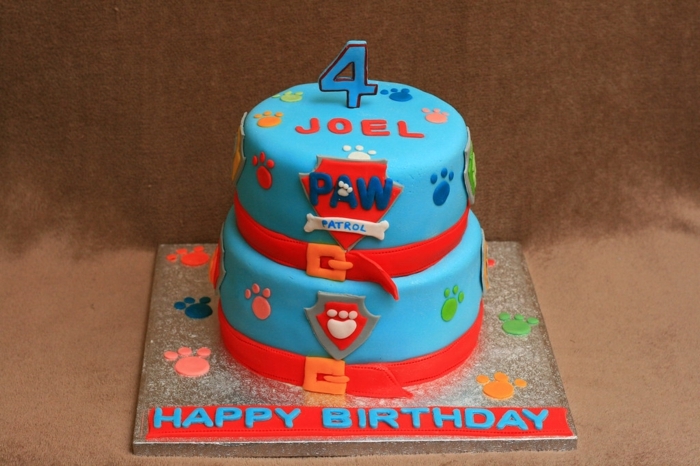 gâteau-en-bleu-et-orange-pour-un-garçon-de-quatre-ans-préparer-un-gâteau-d-anniversaire-pat-patrouille gateau bleu, gâteau surprise aux couleurs magnifiques, gateau dessin pat patrouille