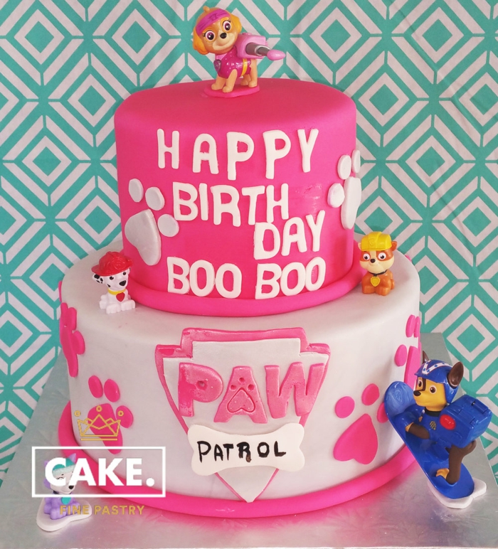 gâteau-rose-et-blanc-chiens-pattes-de-chien-gateau-anniversaire-fille-design-mignon gateau anniversaire rose et blanc, figurines amusantes, inscription happy birthday, pattes empreintes