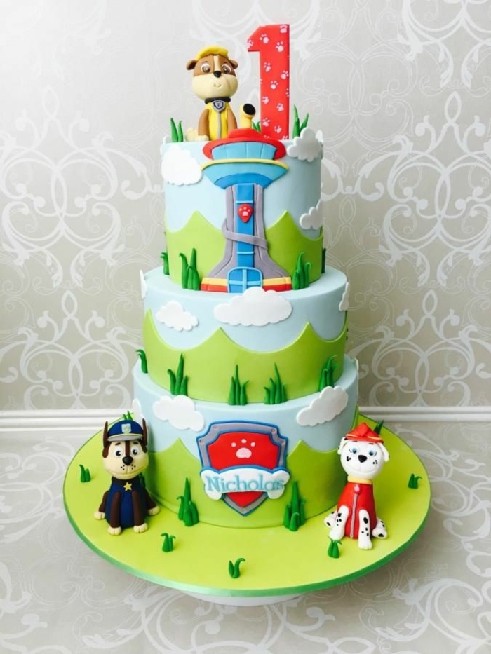 gâteau de trois étages, gateau enfant 1 an, glaçage gâteau vert, chiens policiers, personnage pat patrouille