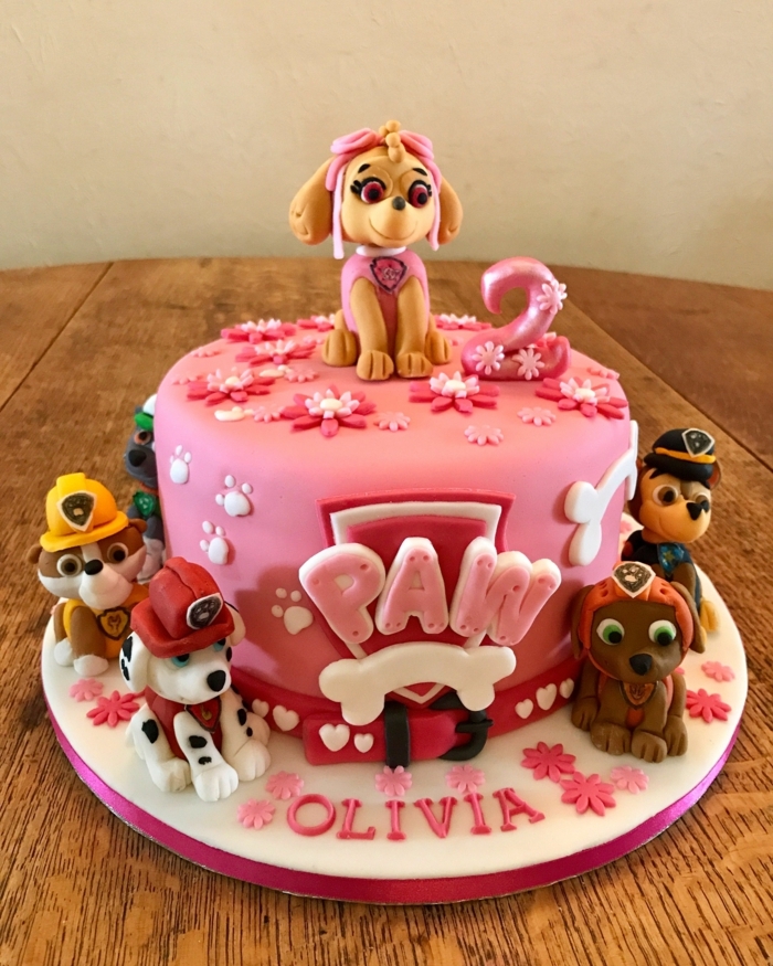 joli gâteau pour anniversaire de fille, gateau rose et blanc, figurines pat patrouille, fleurs, coeurs et logo pat patrouille