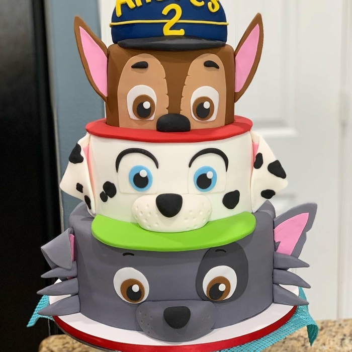 gateau chien pat patrouille, personnage pat patrouille amusant, gâteau à trois étages chiens