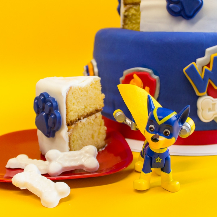 préparer un anniversaire pat patrouille, morceau de gâteau au glaçage blanc, logo, glaçage bleu