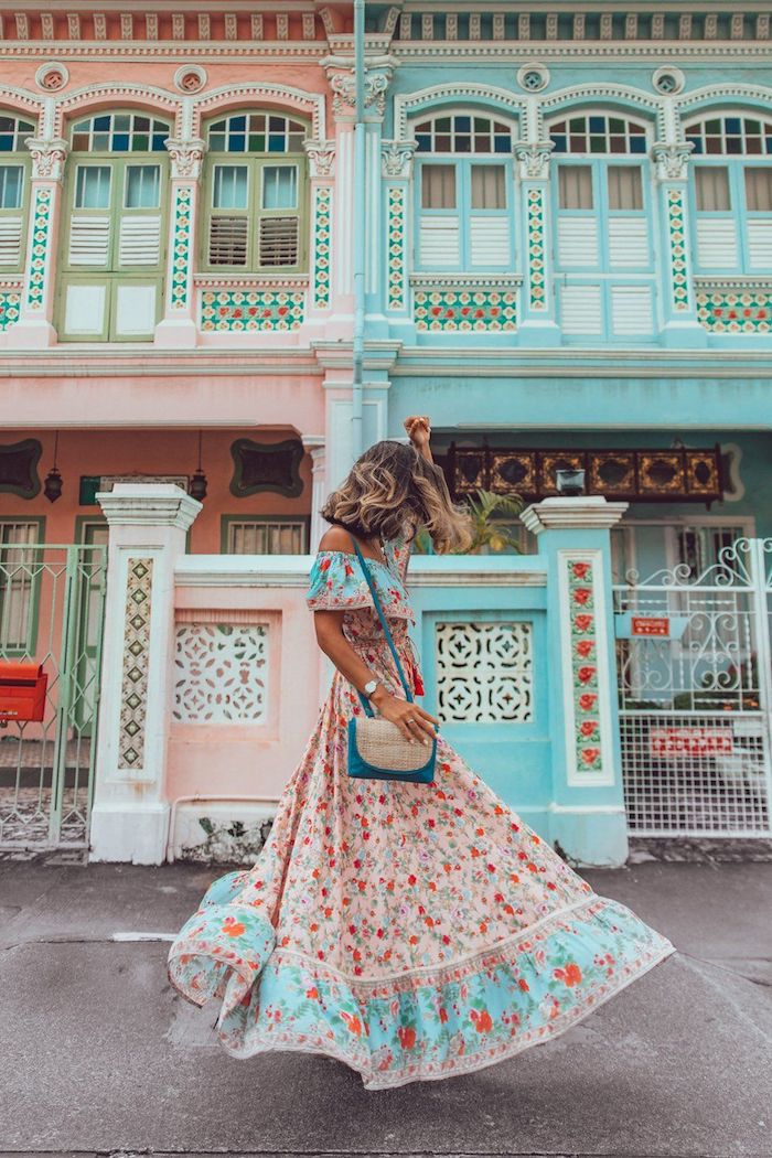 Beauté coloré, robe longue boheme chic, robe ethnique, festive tenue hippie femme avec robe style cuba, maisons pastel rose et bleu