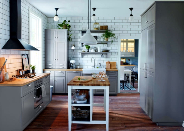 carrelage mural blanc, sol en bois, ilot de cuisine bois et blanc, équipement de cuisine scandinave