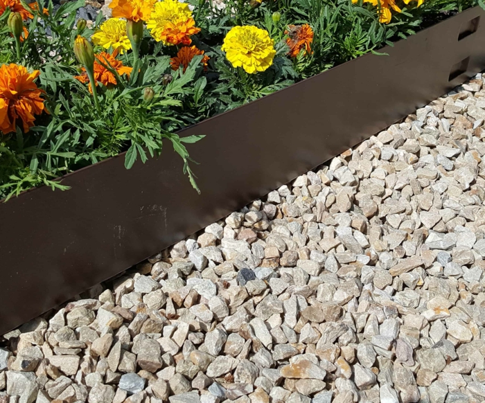 bordure de jardin en acier corten, comment séparer le parterre de fleurs des allées de jardin