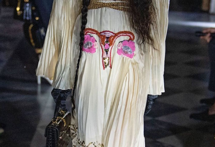 La robe ornée d'une broderie en forme d'utérus est la pièce maitresse du défilé croisière 2020 de Gucci