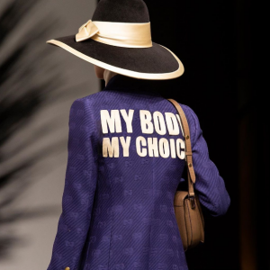 Gucci rend hommage aux combats feministes avec sa nouvelle collection signée Alessandro Michele