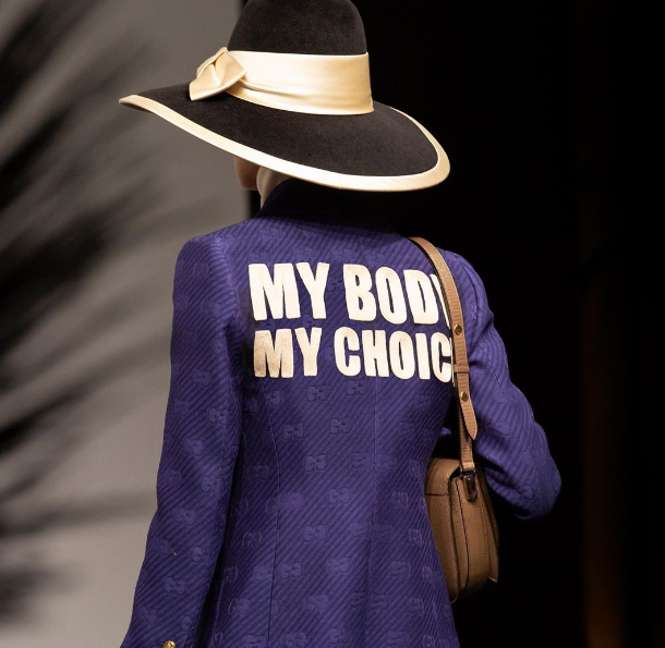 photo de la veste ornée du slogan My Body My Choice conçue par Alessandro Michele et présentée lors du défilé croisière 2020 à Rome