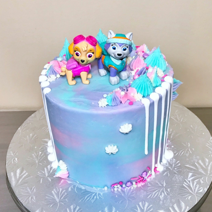 figurines pat patrouille, gâteau bleu, gateau anniversaire fille, glaçage en bleu-lilas, gateau anniversaire dessin hiver