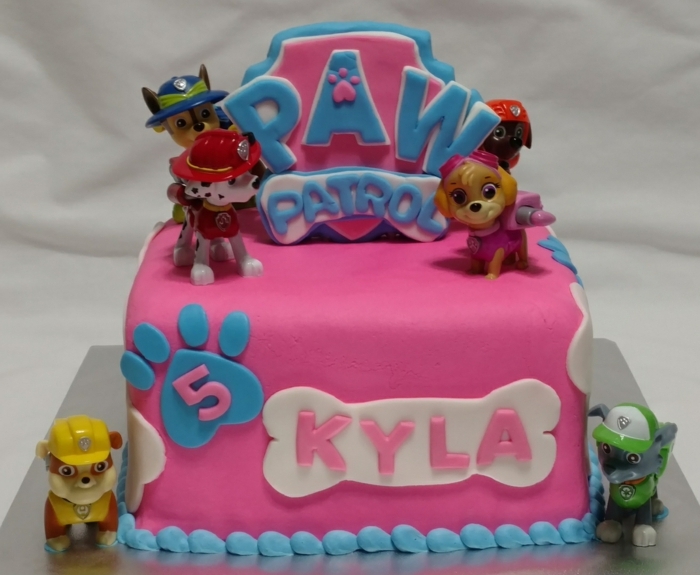 gâteau rose et bleu, logo pat patrouille, figurines pat patrouille, gateau deco pat patrouille, pattes de chien, gâteau de fille
