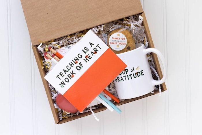 idee de mug maitresse dans une boite de carton avec des crayons en couleurs, carte pour maitresse et paquet de biscuits