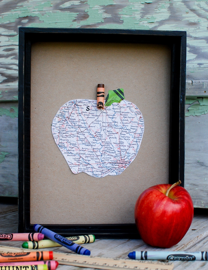 cadeau merci maitresse, idée de cadre noir avec image pomme mappemonde, carte du monde sur fond de papier cartonné gris