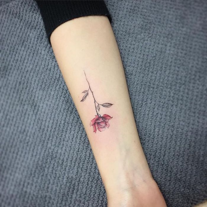 tatouage minimaliste femme de rose fleur en couleur, modele tatouage élégante et créative