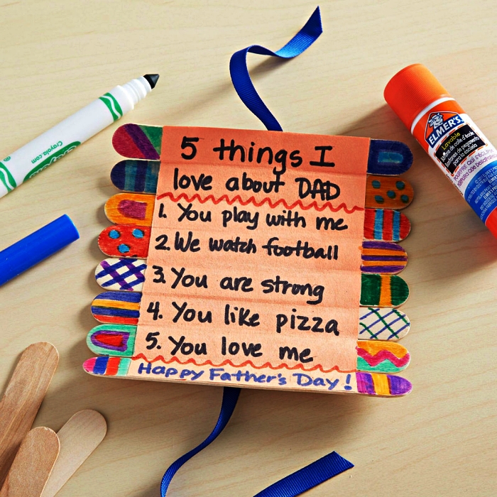 idée cadeau fête des pères à fabriquer facilement avec les plus petits, 5 raisons d'aimer papa écrites sur des bâtons de glace