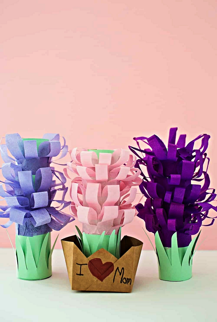 des fleurs en pot réalisé entièrement en papier à offrir comme cadeau pour la fête des mères, cadeau fait-main pour la fete des meres maternelle