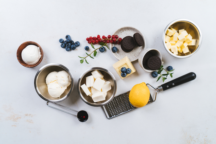 ingredients necessaires pour faire un cheesecake sans four, gateau sans cuisson, beurre, fromage à la crème, biscuits oreo, mascarpone, vanille