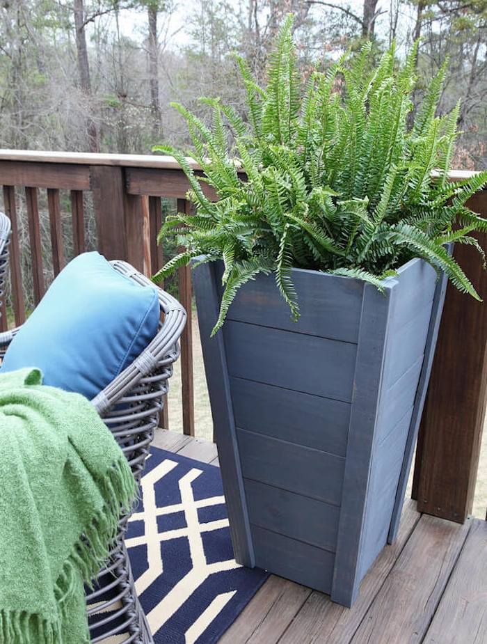 idée de plante verte dans un bac à fleurs en bois recyclé et repeint en gris pour decorer un balcon