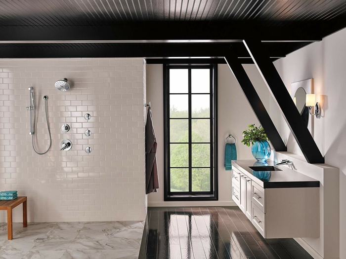 intérieur de salle de bain lumineux, plafond noir, fenêtre japonaise, sol en planches de bois foncé